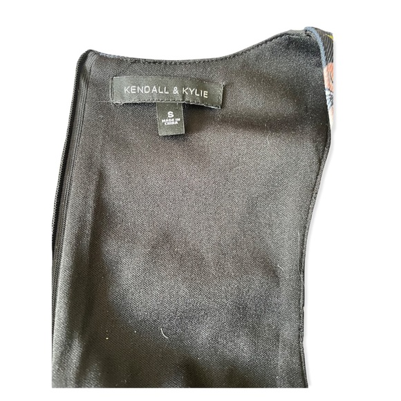 Kendall and Kylie brand, flowery romper. Never worn. In perfect condition. - Picture 3 of 3